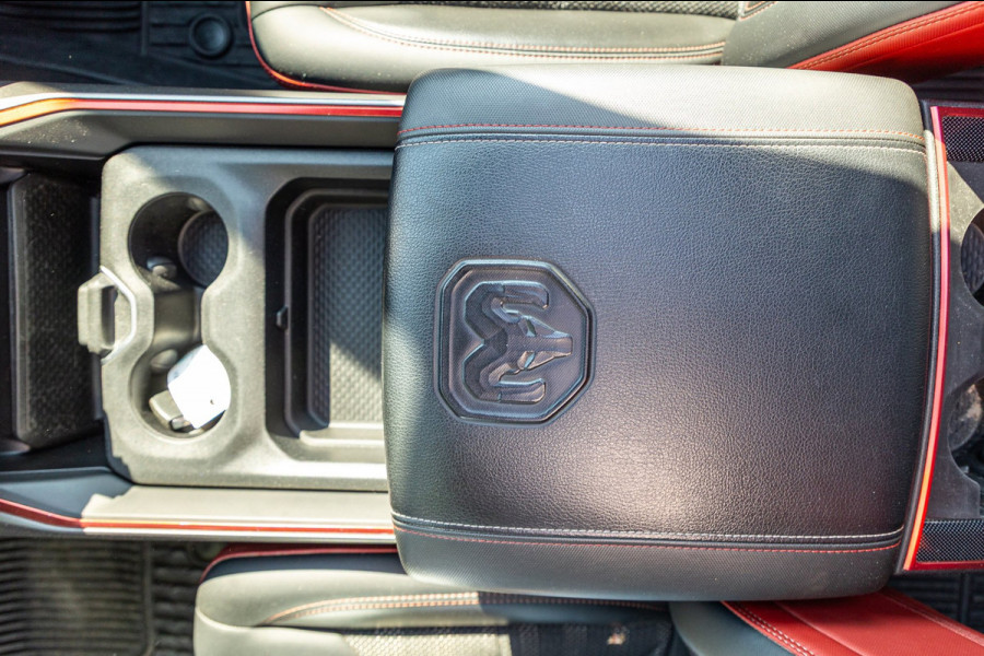 Dodge Ram 1500 5.7 V8 4x4 Crew Cab Rebel Panoramadak I Leder zwart rood I Camera I Nieuwe banden I LPG I Luchtvering I Trekhaak
