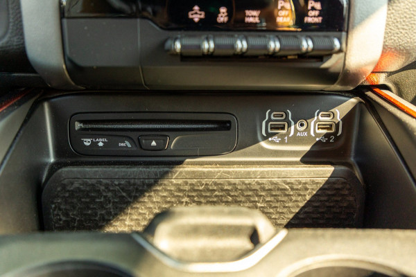 Dodge Ram 1500 5.7 V8 4x4 Crew Cab Rebel Panoramadak I Leder zwart rood I Camera I Nieuwe banden I LPG I Luchtvering I Trekhaak