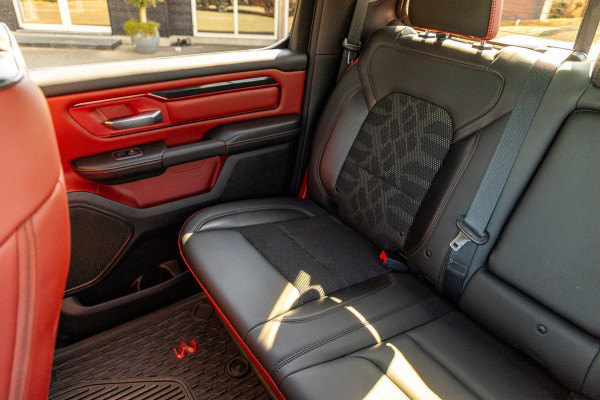 Dodge Ram 1500 5.7 V8 4x4 Crew Cab Rebel Panoramadak I Leder zwart rood I Camera I Nieuwe banden I LPG I Luchtvering I Trekhaak