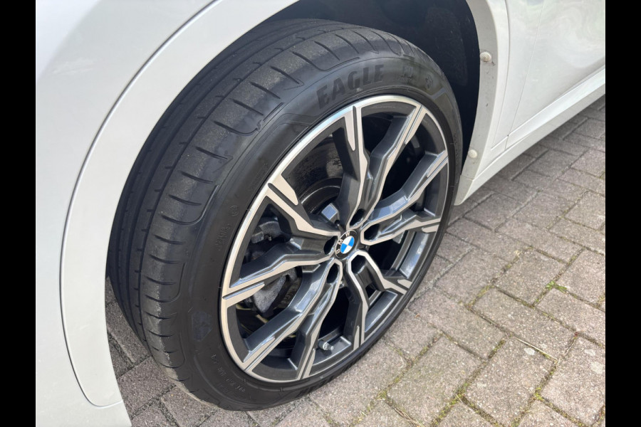 BMW X1 xDrive25e M Sport | 220 PK PHEV | Plug-in Hybride | M pakket | Trekhaak | 19 inch | Camera | Sportstoelen | Stoelverwarming | Adaptive Led | Individual dakhemel | Elektrische achterklep