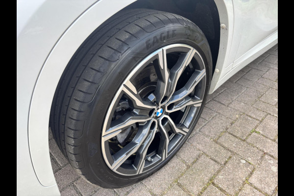 BMW X1 xDrive25e M Sport | 220 PK PHEV | Plug-in Hybride | M pakket | Trekhaak | 19 inch | Camera | Sportstoelen | Stoelverwarming | Adaptive Led | Individual dakhemel | Elektrische achterklep