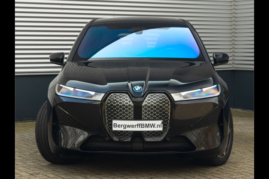 BMW iX xDrive50 - Luchtvering - Sportpakket - Driving + Parking Ass Prof
