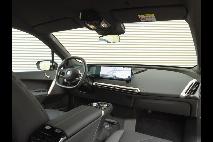 BMW iX xDrive50 - Luchtvering - Sportpakket - Driving + Parking Ass Prof