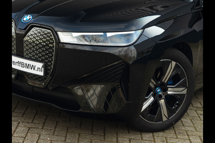 BMW iX xDrive50 - Luchtvering - Sportpakket - Driving + Parking Ass Prof