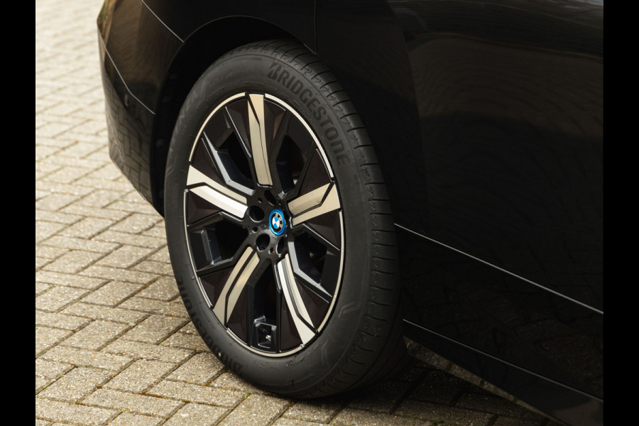 BMW iX xDrive50 - Luchtvering - Sportpakket - Driving + Parking Ass Prof