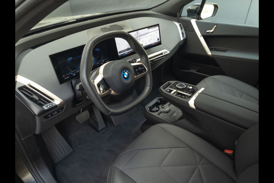 BMW iX xDrive50 - Luchtvering - Sportpakket - Driving + Parking Ass Prof