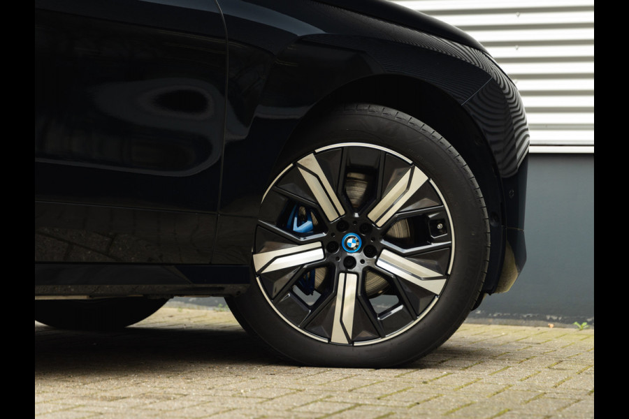 BMW iX xDrive50 - Luchtvering - Sportpakket - Driving + Parking Ass Prof
