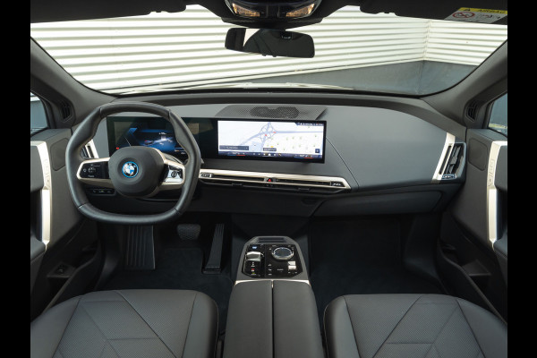 BMW iX xDrive50 - Luchtvering - Sportpakket - Driving + Parking Ass Prof