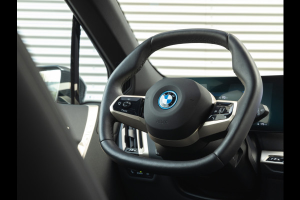 BMW iX xDrive50 - Luchtvering - Sportpakket - Driving + Parking Ass Prof