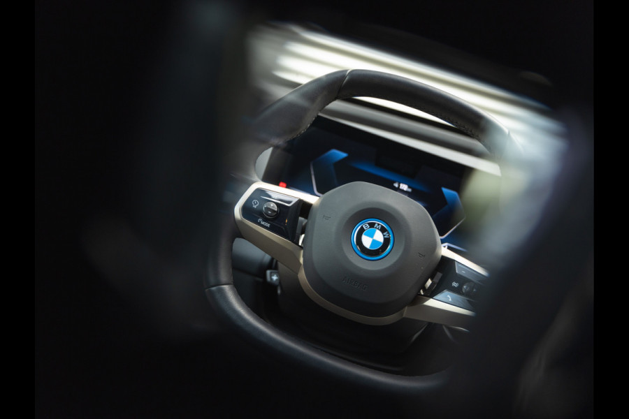 BMW iX xDrive50 - Luchtvering - Sportpakket - Driving + Parking Ass Prof