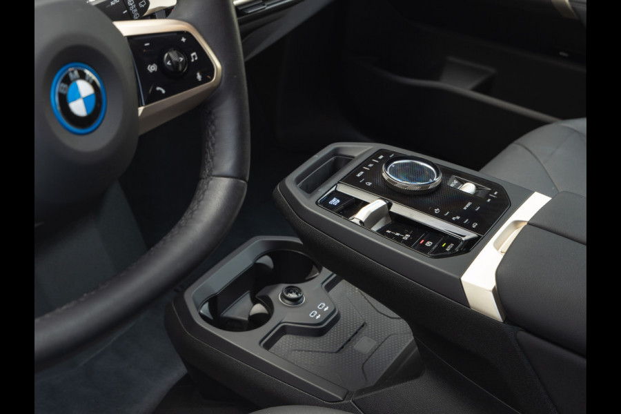 BMW iX xDrive50 - Luchtvering - Sportpakket - Driving + Parking Ass Prof