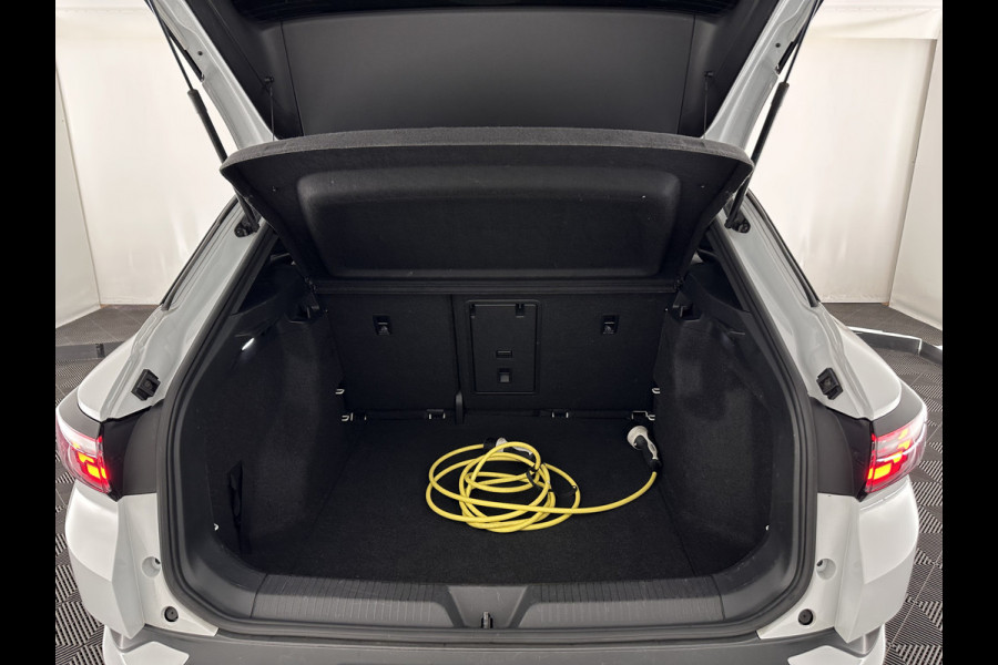 Volkswagen ID.4 Business 77 kWh [ 3-Fase-11kW ] {SOH-83%} (INCL.BTW) *LEATHER-FABRIC | ADAPTIVE-CRUISE | FULL-LED | HEATED-COMFORTSEATS | KEYLESS | CAMERA | DIGI-COCKPIT | DAB | NAVI-FULLMAP | PRIVACY-GLASS | ECC | PDC | TOWBAR | 19''ALU*