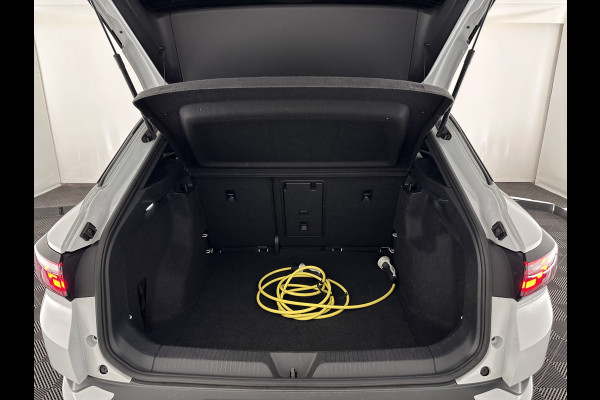 Volkswagen ID.4 Business 77 kWh [ 3-Fase-11kW ] {SOH-83%} (INCL.BTW) *LEATHER-FABRIC | ADAPTIVE-CRUISE | FULL-LED | HEATED-COMFORTSEATS | KEYLESS | CAMERA | DIGI-COCKPIT | DAB | NAVI-FULLMAP | PRIVACY-GLASS | ECC | PDC | TOWBAR | 19''ALU*