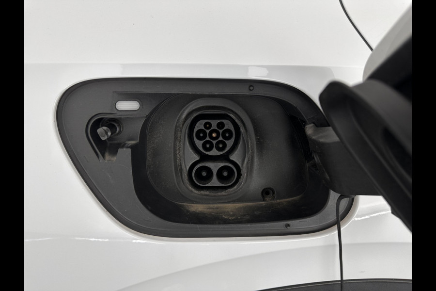 Volkswagen ID.4 Business 77 kWh [ 3-Fase-11kW ] {SOH-83%} (INCL.BTW) *LEATHER-FABRIC | ADAPTIVE-CRUISE | FULL-LED | HEATED-COMFORTSEATS | KEYLESS | CAMERA | DIGI-COCKPIT | DAB | NAVI-FULLMAP | PRIVACY-GLASS | ECC | PDC | TOWBAR | 19''ALU*