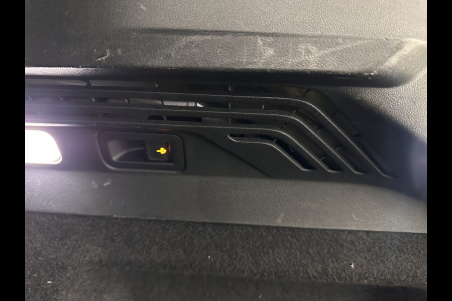 Volkswagen ID.4 Business 77 kWh [ 3-Fase-11kW ] {SOH-83%} (INCL.BTW) *LEATHER-FABRIC | ADAPTIVE-CRUISE | FULL-LED | HEATED-COMFORTSEATS | KEYLESS | CAMERA | DIGI-COCKPIT | DAB | NAVI-FULLMAP | PRIVACY-GLASS | ECC | PDC | TOWBAR | 19''ALU*