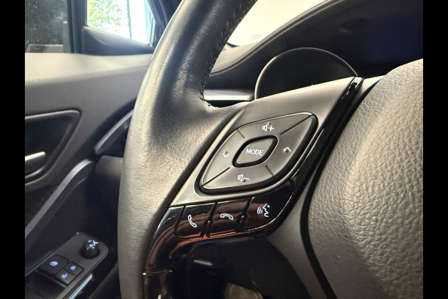 Toyota C-HR 1.8 Hybrid Dynamic Carplay ECC Privacy glass Keyless Go PDC