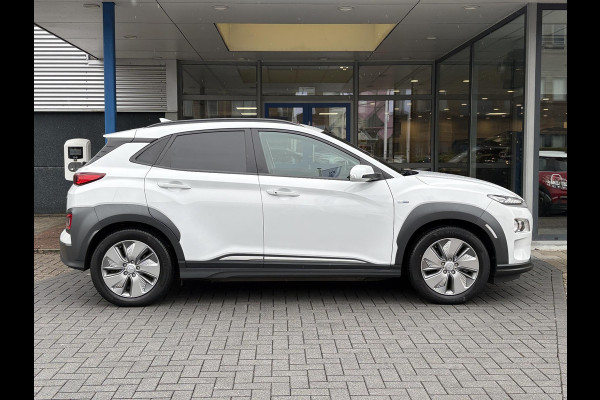 Hyundai Kona EV Fashion 64 kWh | Trekhaak | Warmtepomp | Head-Up | 3Fase | Krell | Dodehoeksensoren | Camera |