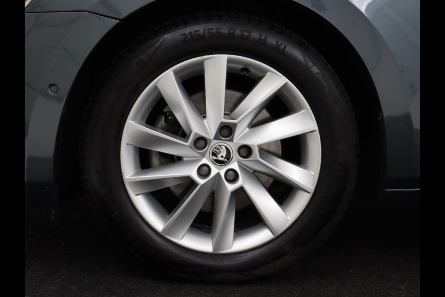 Škoda Superb 1.5 TSI Style | Panoramadak | Leder | Stoelverwarming | Carplay | Bi-Xenon | Navigatie | Canton Sound | Side Assist | Park Assist | Memory | Cruise control | Climate control