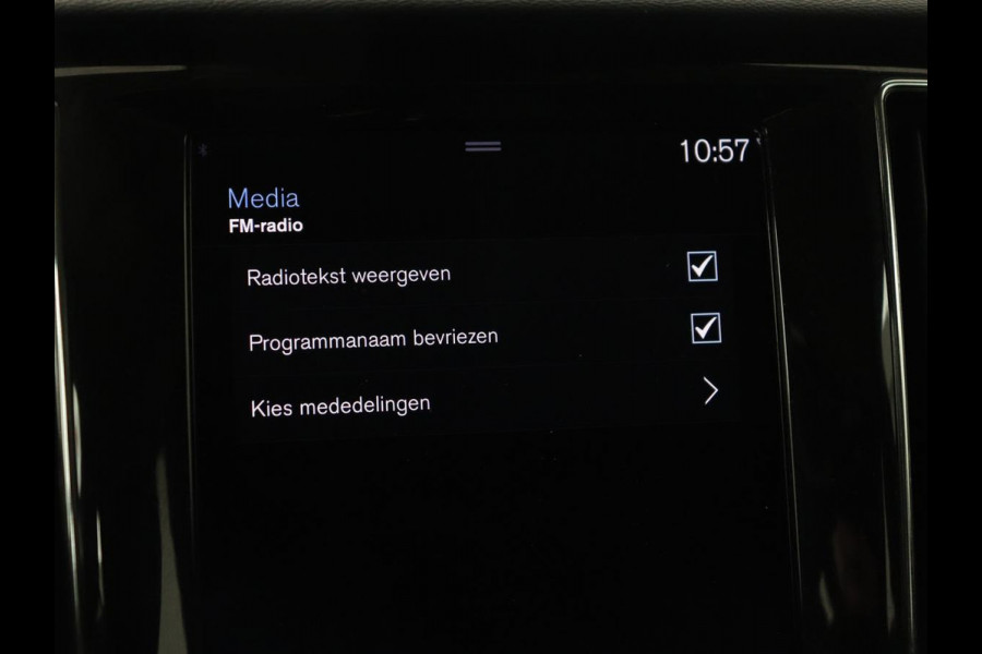 Volvo V60 2.0 B3 Momentum | Trekhaak | Stoelverwarming | Adaptive cruise | Carplay | Stuurverwarming | Full LED | Digital Cockpit | Parkeerhulp | 17'' | Bluetooth | Climate control