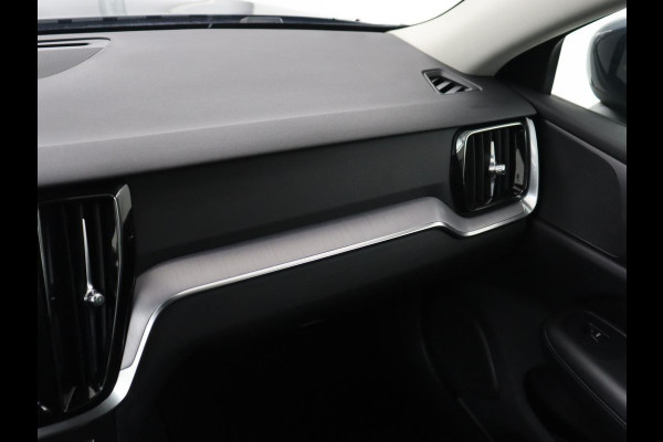 Volvo V60 2.0 B3 Momentum | Trekhaak | Stoelverwarming | Adaptive cruise | Carplay | Stuurverwarming | Full LED | Digital Cockpit | Parkeerhulp | 17'' | Bluetooth | Climate control