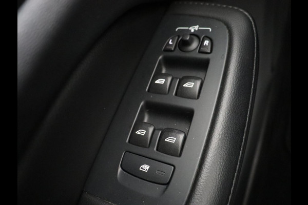 Volvo V60 2.0 B3 Momentum | Trekhaak | Stoelverwarming | Adaptive cruise | Carplay | Stuurverwarming | Full LED | Digital Cockpit | Parkeerhulp | 17'' | Bluetooth | Climate control
