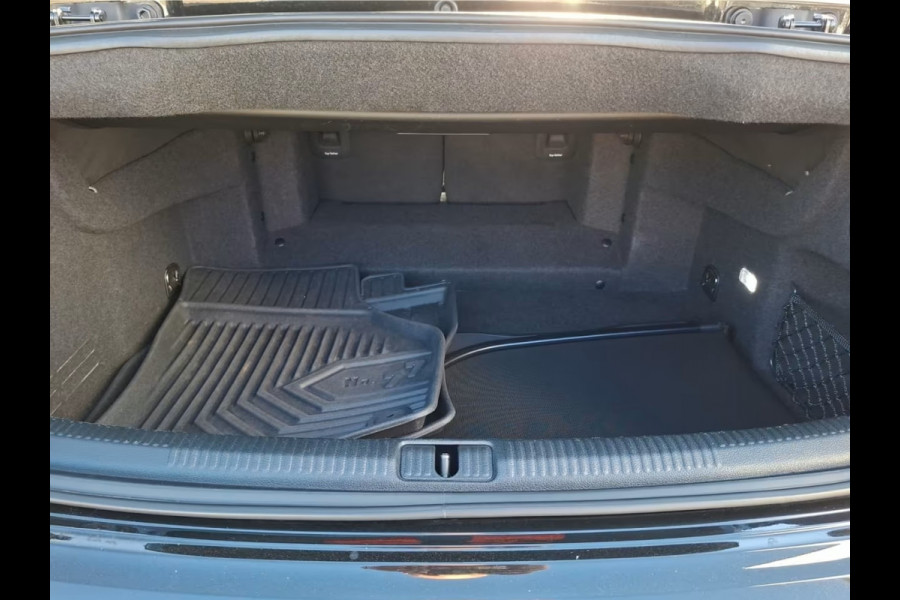 Audi A3 Cabriolet 35 Tfsi Design ** XENON, NAVI, HALF-LEDER, CRUISE, 2-zone AIRCO, 17-inch LMV ** 1e EIG - Slechts 23.600km. ** ** INFORMEER OOK NAAR ONZE AANTREKKELIJKE FINANCIAL-LEASE TARIEVEN **