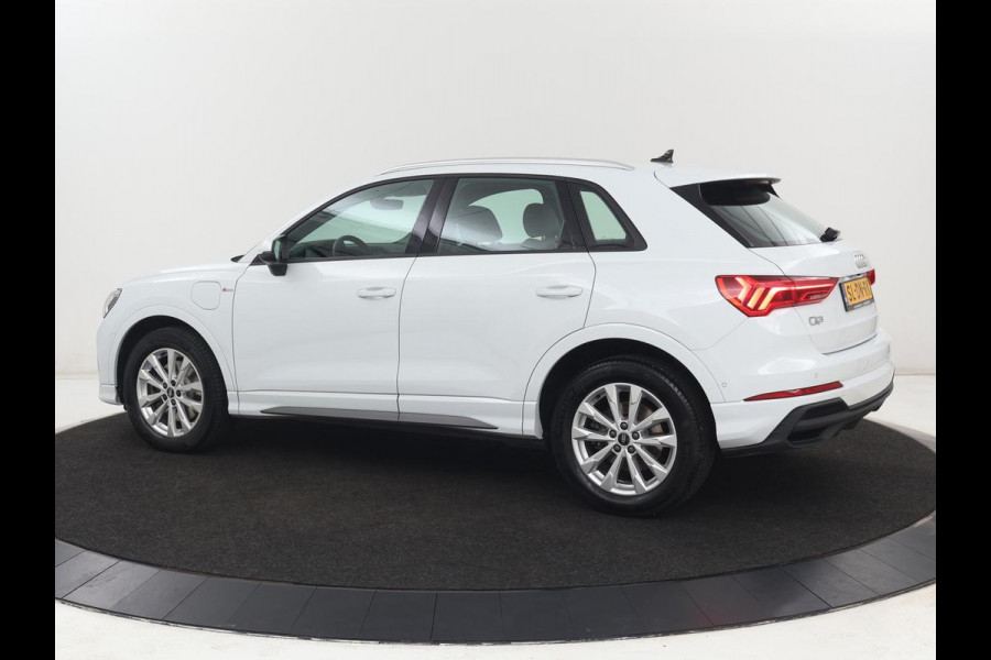 Audi Q3 45 TFSIe S edition | SOH 88% | Sportstoelen | Carplay | Trekhaak | Virtual Cockpit | Navigatie | Camera | Full LED | Half leder | Sfeerverlichting | Climate control | Parkeeerhulp | Cruise control | PHEV | Plug In