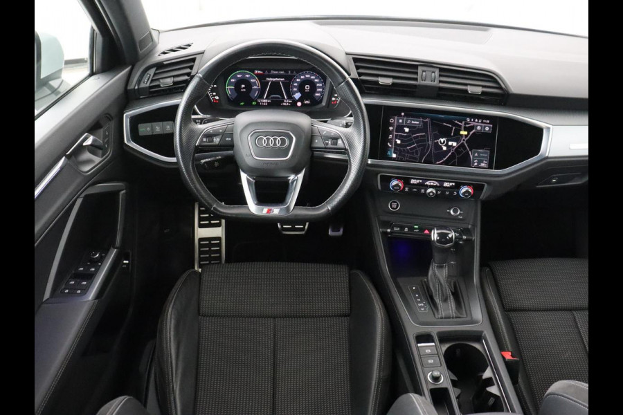 Audi Q3 45 TFSIe S edition | SOH 88% | Sportstoelen | Carplay | Trekhaak | Virtual Cockpit | Navigatie | Camera | Full LED | Half leder | Sfeerverlichting | Climate control | Parkeeerhulp | Cruise control | PHEV | Plug In