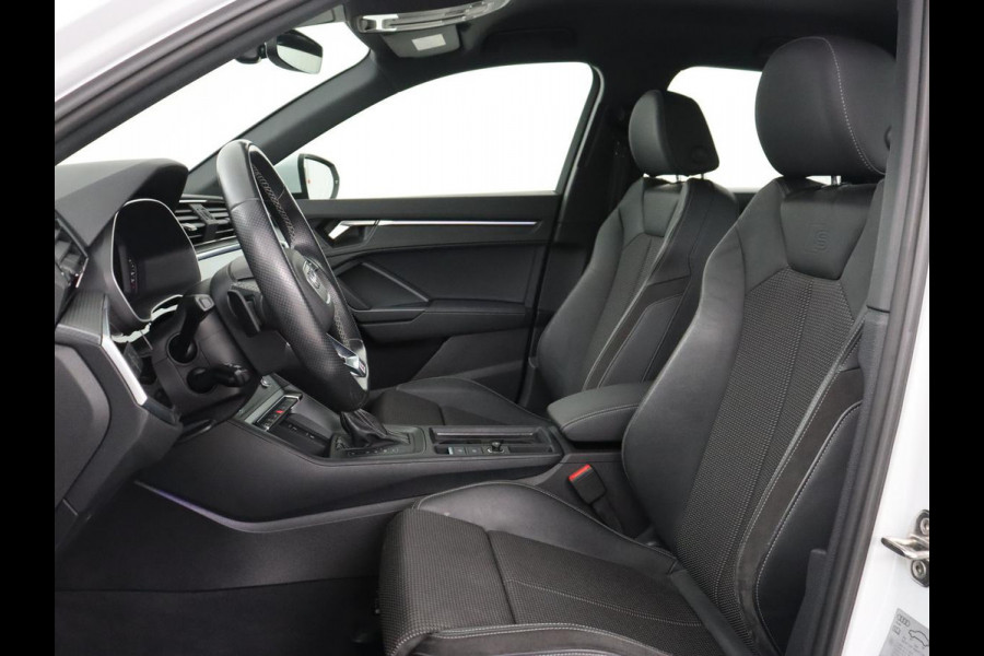 Audi Q3 45 TFSIe S edition | SOH 88% | Sportstoelen | Carplay | Trekhaak | Virtual Cockpit | Navigatie | Camera | Full LED | Half leder | Sfeerverlichting | Climate control | Parkeeerhulp | Cruise control | PHEV | Plug In