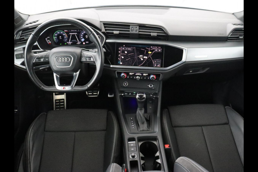 Audi Q3 45 TFSIe S edition | SOH 88% | Sportstoelen | Carplay | Trekhaak | Virtual Cockpit | Navigatie | Camera | Full LED | Half leder | Sfeerverlichting | Climate control | Parkeeerhulp | Cruise control | PHEV | Plug In