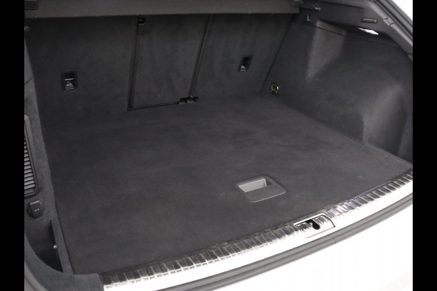 Audi Q3 45 TFSIe S edition | SOH 88% | Sportstoelen | Carplay | Trekhaak | Virtual Cockpit | Navigatie | Camera | Full LED | Half leder | Sfeerverlichting | Climate control | Parkeeerhulp | Cruise control | PHEV | Plug In