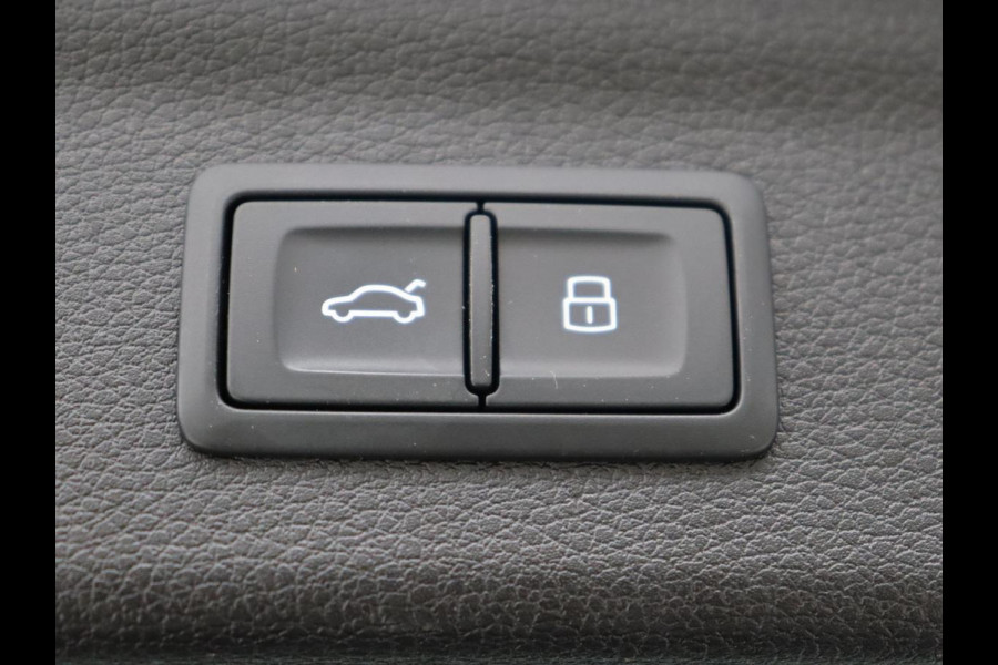 Audi Q3 45 TFSIe S edition | SOH 88% | Sportstoelen | Carplay | Trekhaak | Virtual Cockpit | Navigatie | Camera | Full LED | Half leder | Sfeerverlichting | Climate control | Parkeeerhulp | Cruise control | PHEV | Plug In
