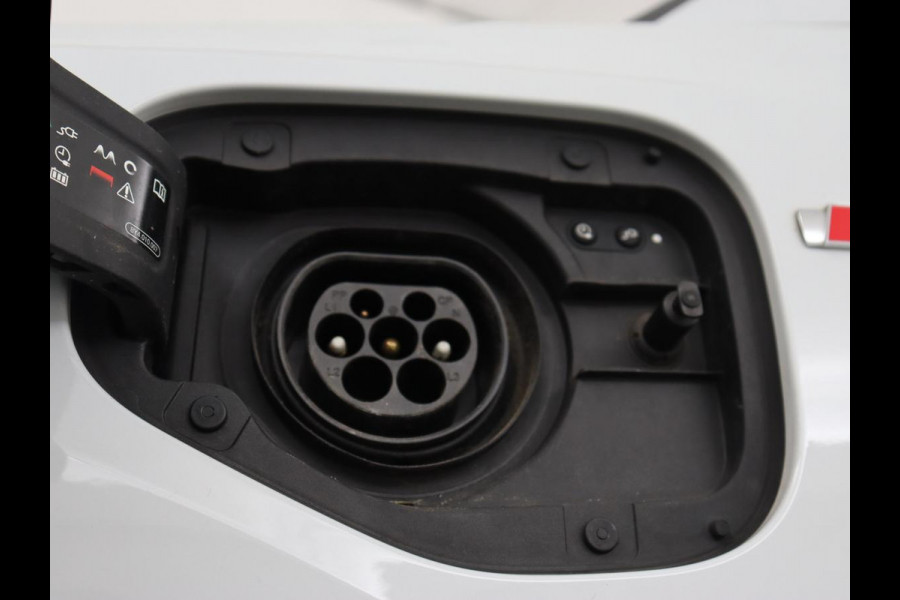 Audi Q3 45 TFSIe S edition | SOH 88% | Sportstoelen | Carplay | Trekhaak | Virtual Cockpit | Navigatie | Camera | Full LED | Half leder | Sfeerverlichting | Climate control | Parkeeerhulp | Cruise control | PHEV | Plug In
