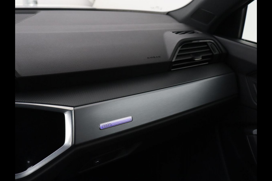 Audi Q3 45 TFSIe S edition | SOH 88% | Sportstoelen | Carplay | Trekhaak | Virtual Cockpit | Navigatie | Camera | Full LED | Half leder | Sfeerverlichting | Climate control | Parkeeerhulp | Cruise control | PHEV | Plug In