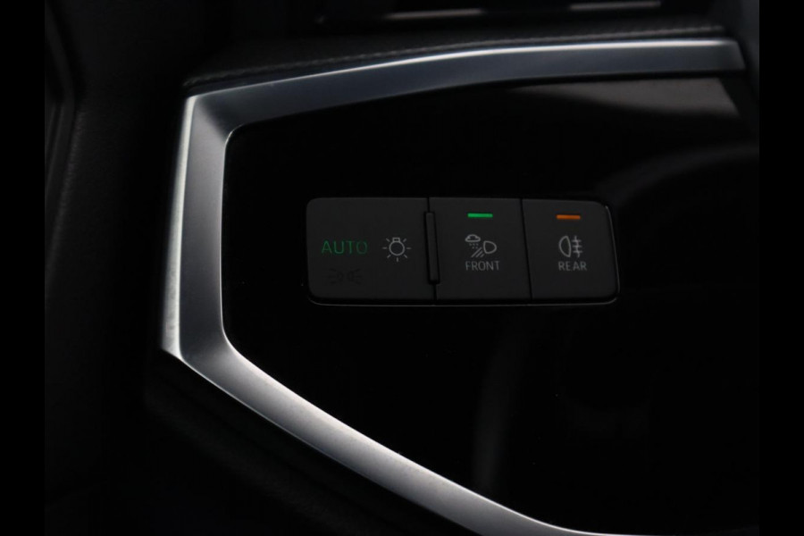 Audi Q3 45 TFSIe S edition | SOH 88% | Sportstoelen | Carplay | Trekhaak | Virtual Cockpit | Navigatie | Camera | Full LED | Half leder | Sfeerverlichting | Climate control | Parkeeerhulp | Cruise control | PHEV | Plug In