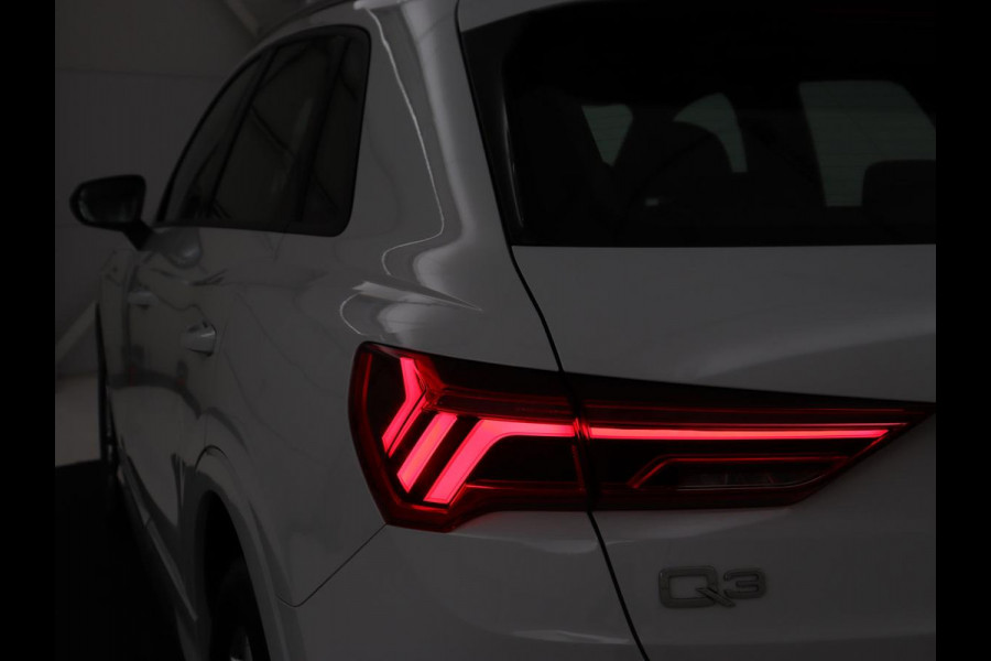 Audi Q3 45 TFSIe S edition | SOH 88% | Sportstoelen | Carplay | Trekhaak | Virtual Cockpit | Navigatie | Camera | Full LED | Half leder | Sfeerverlichting | Climate control | Parkeeerhulp | Cruise control | PHEV | Plug In