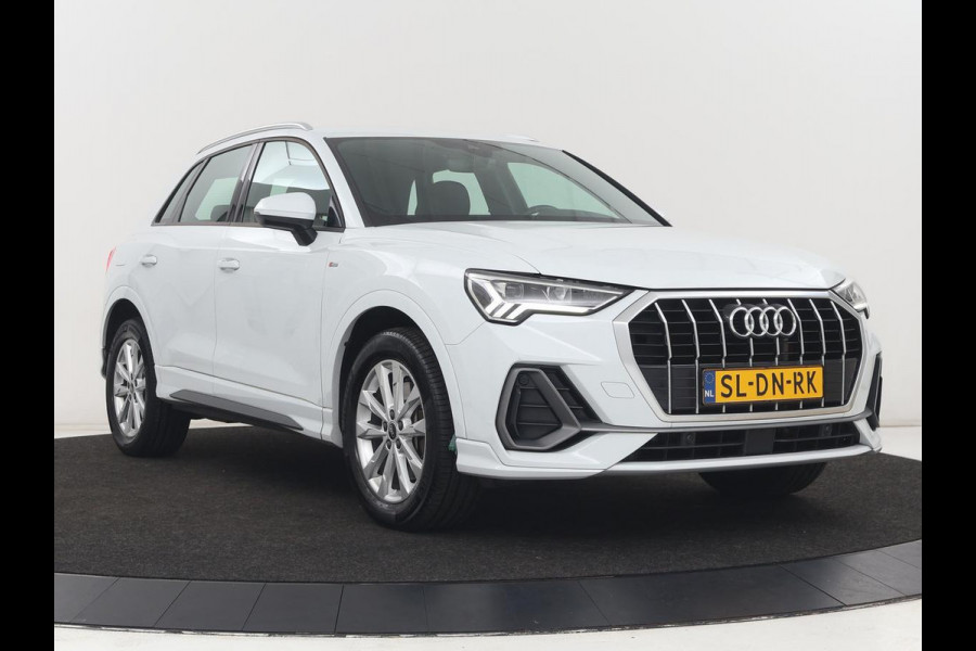 Audi Q3 45 TFSIe S edition | SOH 88% | Sportstoelen | Carplay | Trekhaak | Virtual Cockpit | Navigatie | Camera | Full LED | Half leder | Sfeerverlichting | Climate control | Parkeeerhulp | Cruise control | PHEV | Plug In