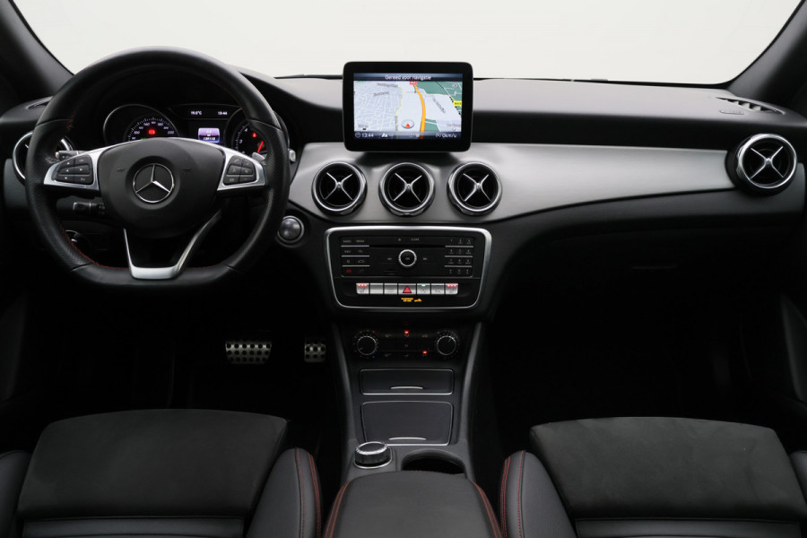 Mercedes-Benz GLA 200 Premium Plus AMG Panoramadak, Navigatie, Stoelverwarming, Cruise, 18"