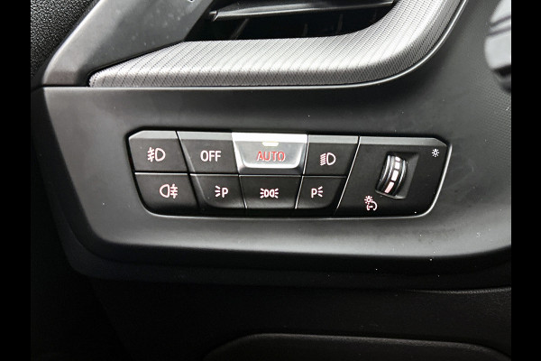 BMW 1-serie 118i High Executive M-Sport (Dealer onderhoud, Navi Pro, PDC V+A, StoelV, Digitale dash, Etc)