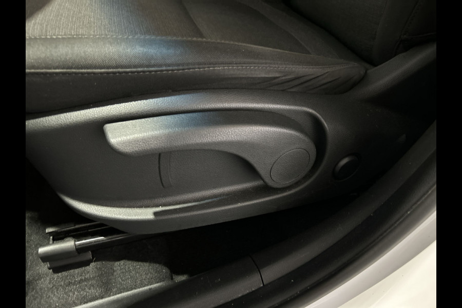 Hyundai Kona EV Comfort 39 kWh - Verwarmde stoelen | Digitaal dashboard | Hill hold functie |