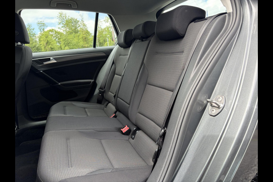 Volkswagen e-Golf e-Golf 1e Eigenaar,SOH % 84.64,Navi,Camera,Draadloos Opladen,Dealer Onderhouden,Clima,Adaptief Cruise,Carplay,Lm velgen,Apk tot 04-2027