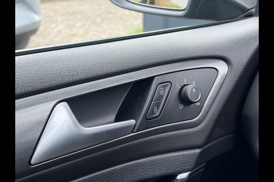 Volkswagen e-Golf e-Golf 1e Eigenaar,SOH % 84.64,Navi,Camera,Draadloos Opladen,Dealer Onderhouden,Clima,Adaptief Cruise,Carplay,Lm velgen,Apk tot 04-2027