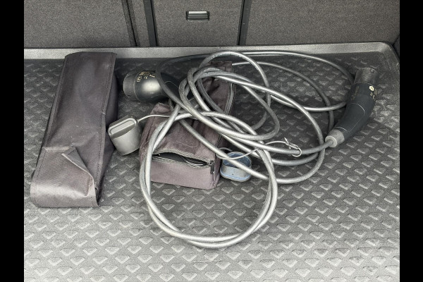 Volkswagen e-Golf e-Golf 1e Eigenaar,SOH % 84.64,Navi,Camera,Draadloos Opladen,Dealer Onderhouden,Clima,Adaptief Cruise,Carplay,Lm velgen,Apk tot 04-2027