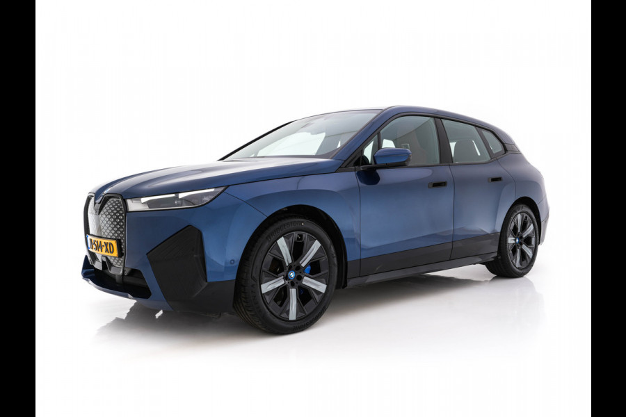 BMW iX xDrive40 High Executive 77 kWh [ 3-Fase ] {SOH-100%} (INCL.BTW) *HEAD-UP | LEATHER | TOP-VIEW | FULL-LED | MEMORY-PACK | HARMAN/KARDON | BLINDSPOT | WIDESCREEN-COCKPIT | HEATED-COMOFRTSEATS | DAB | AMBIENT-LIGHT | NAVI-FULLMAP | TOWBAR | 21''AL