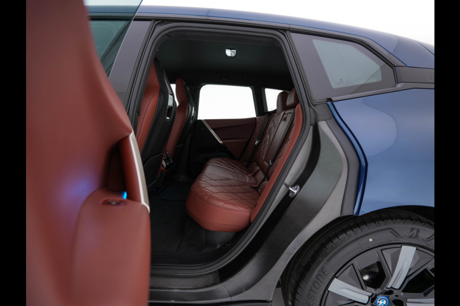 BMW iX xDrive40 High Executive 77 kWh [ 3-Fase ] {SOH-100%} (INCL.BTW) *HEAD-UP | LEATHER | TOP-VIEW | FULL-LED | MEMORY-PACK | HARMAN/KARDON | BLINDSPOT | WIDESCREEN-COCKPIT | HEATED-COMOFRTSEATS | DAB | AMBIENT-LIGHT | NAVI-FULLMAP | TOWBAR | 21''AL