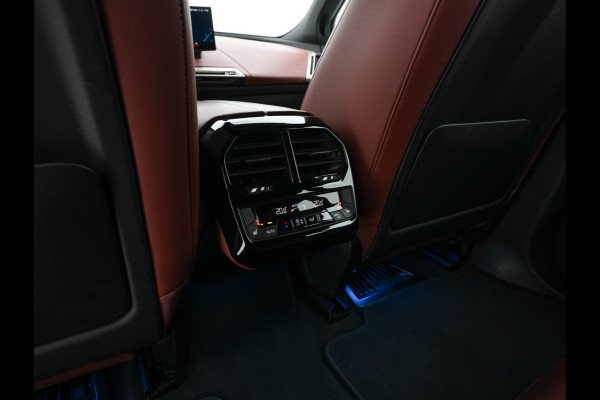 BMW iX xDrive40 High Executive 77 kWh [ 3-Fase ] {SOH-100%} (INCL.BTW) *HEAD-UP | LEATHER | TOP-VIEW | FULL-LED | MEMORY-PACK | HARMAN/KARDON | BLINDSPOT | WIDESCREEN-COCKPIT | HEATED-COMOFRTSEATS | DAB | AMBIENT-LIGHT | NAVI-FULLMAP | TOWBAR | 21''AL