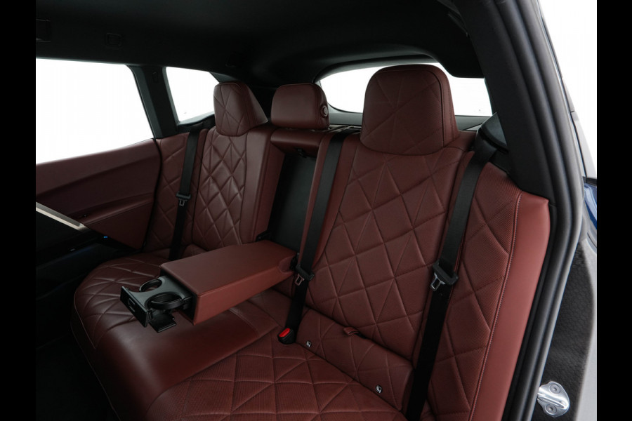 BMW iX xDrive40 High Executive 77 kWh [ 3-Fase ] {SOH-100%} (INCL.BTW) *HEAD-UP | LEATHER | TOP-VIEW | FULL-LED | MEMORY-PACK | HARMAN/KARDON | BLINDSPOT | WIDESCREEN-COCKPIT | HEATED-COMOFRTSEATS | DAB | AMBIENT-LIGHT | NAVI-FULLMAP | TOWBAR | 21''AL