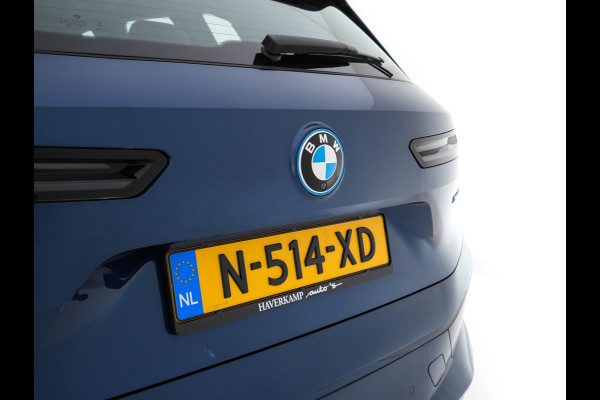 BMW iX xDrive40 High Executive 77 kWh [ 3-Fase ] {SOH-100%} (INCL.BTW) *HEAD-UP | LEATHER | TOP-VIEW | FULL-LED | MEMORY-PACK | HARMAN/KARDON | BLINDSPOT | WIDESCREEN-COCKPIT | HEATED-COMOFRTSEATS | DAB | AMBIENT-LIGHT | NAVI-FULLMAP | TOWBAR | 21''AL