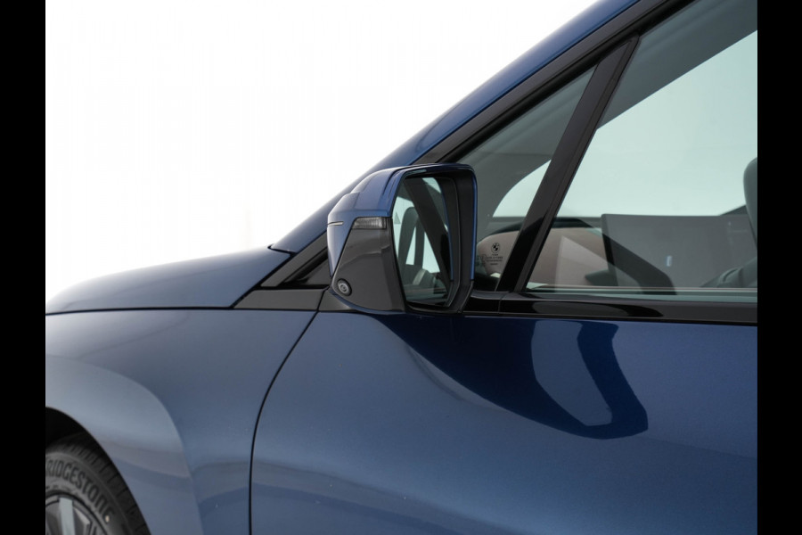 BMW iX xDrive40 High Executive 77 kWh [ 3-Fase ] {SOH-100%} (INCL.BTW) *HEAD-UP | LEATHER | TOP-VIEW | FULL-LED | MEMORY-PACK | HARMAN/KARDON | BLINDSPOT | WIDESCREEN-COCKPIT | HEATED-COMOFRTSEATS | DAB | AMBIENT-LIGHT | NAVI-FULLMAP | TOWBAR | 21''AL