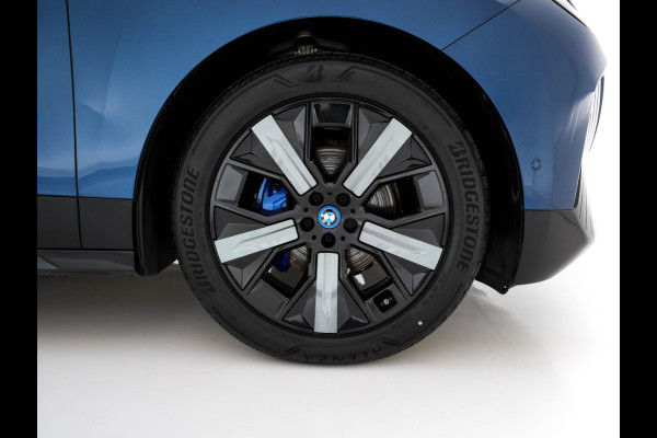 BMW iX xDrive40 High Executive 77 kWh [ 3-Fase ] {SOH-100%} (INCL.BTW) *HEAD-UP | LEATHER | TOP-VIEW | FULL-LED | MEMORY-PACK | HARMAN/KARDON | BLINDSPOT | WIDESCREEN-COCKPIT | HEATED-COMOFRTSEATS | DAB | AMBIENT-LIGHT | NAVI-FULLMAP | TOWBAR | 21''AL